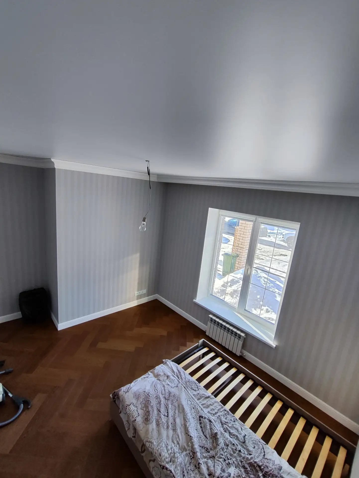 Комната с окном и деревянным напольным покрытием